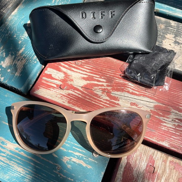 J Crew Creamy Brown/Sunglasses - Picture 2 of 7